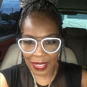 Meet your Posher, Tia